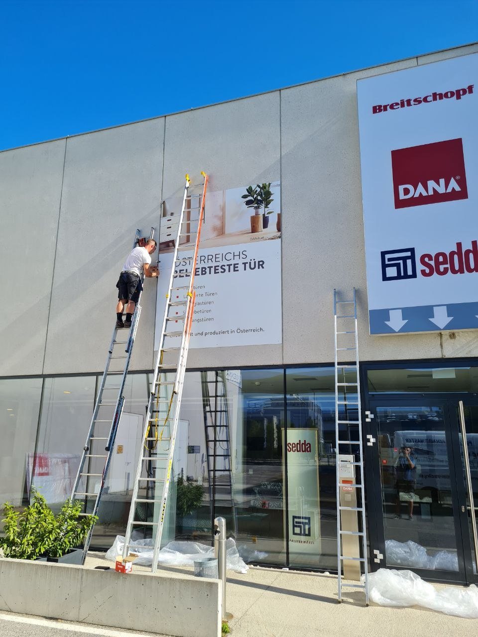Aluschild bedruckt Druck + Montage Fassade