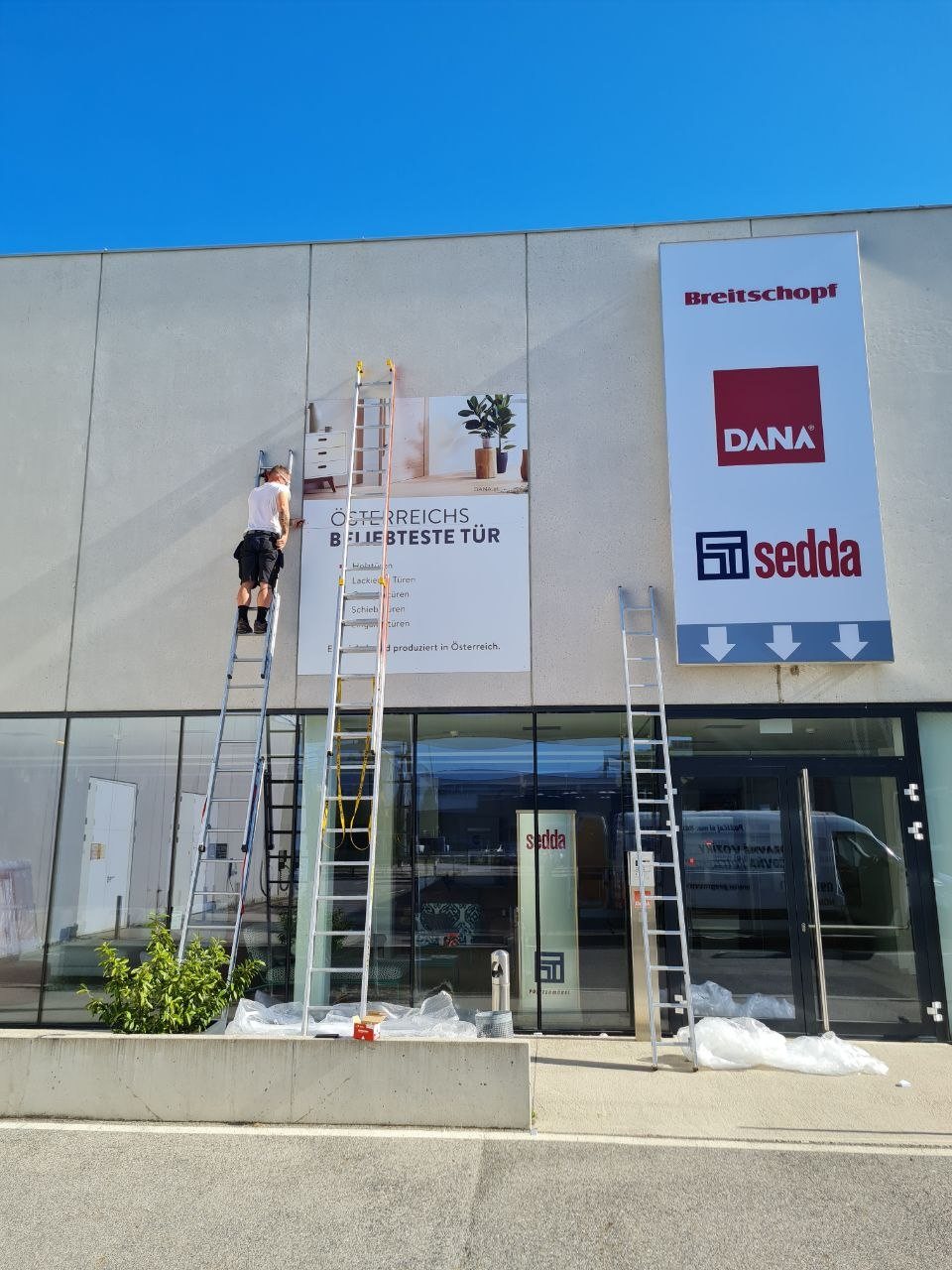 Aluschild bedruckt Druck und Montage Schaufenster