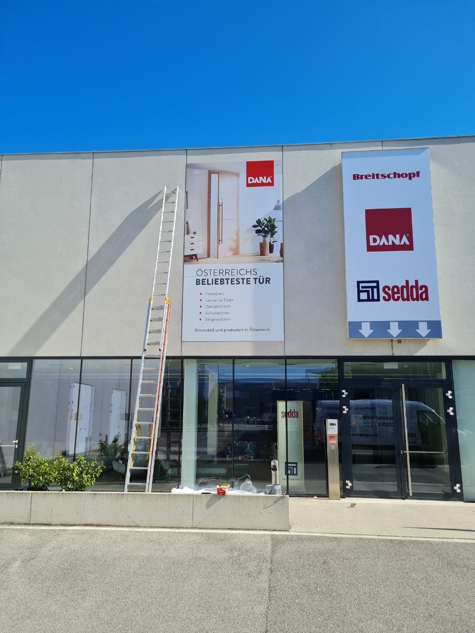 Aluschild bedruckt Druck + Montage Werbefassade