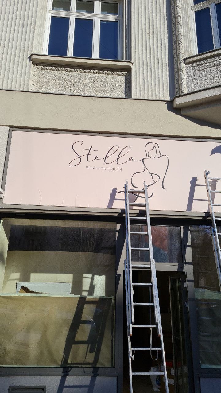 Beklebung Geschäftslokal mit Aufkleber Druck inkl Laminat